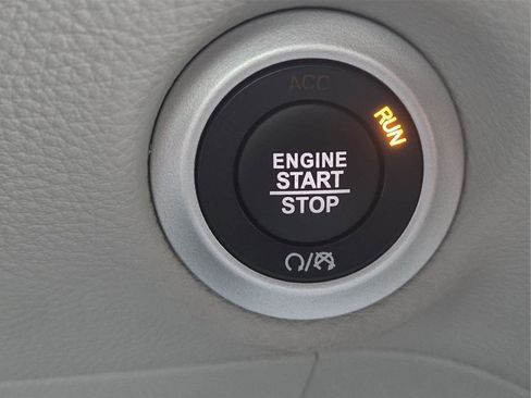 Used 2024 Chrysler Pacifica Touring-L image 11