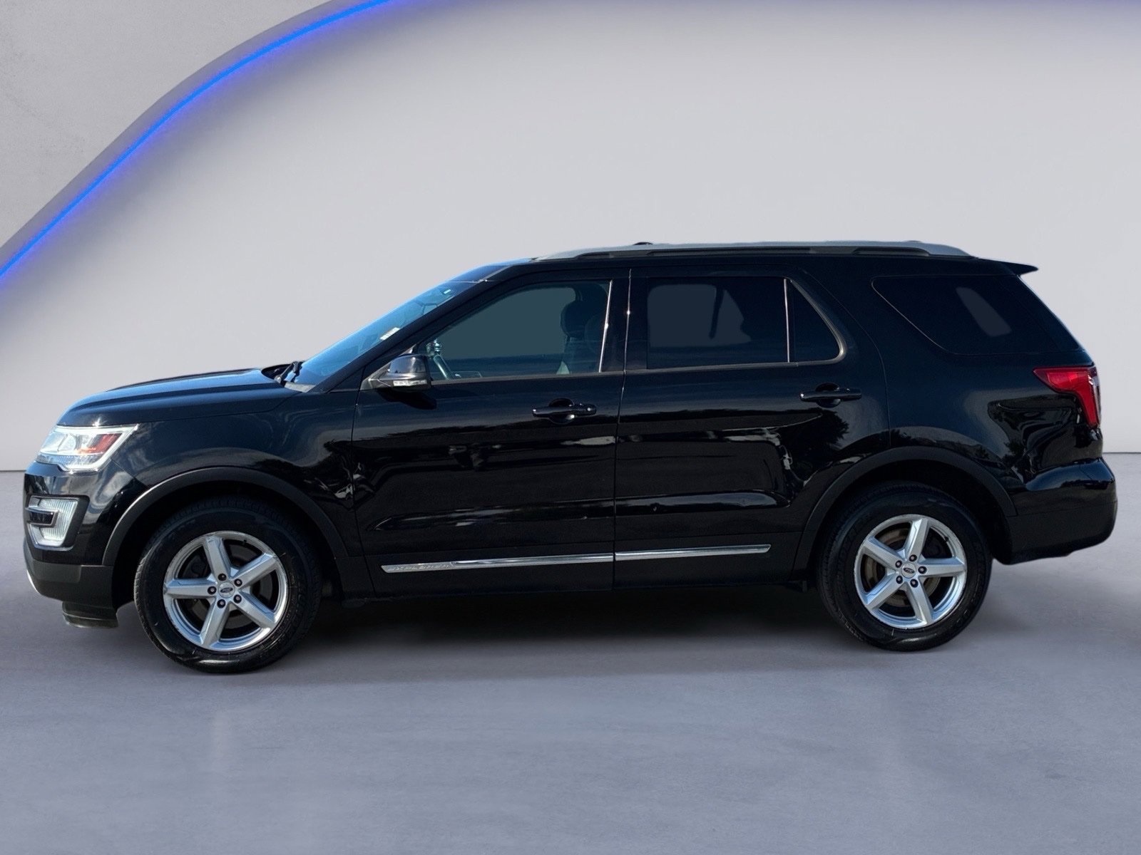 Used 2017 Ford Explorer XLT AWD/4WD image 6