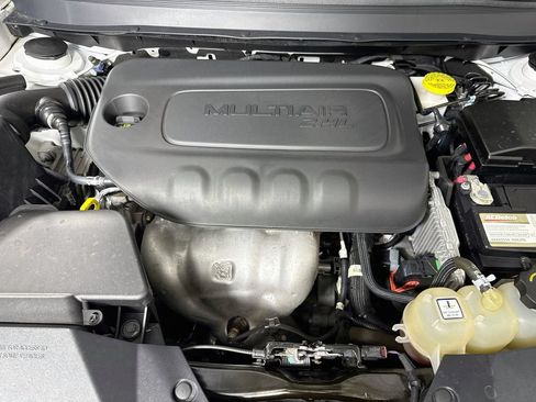 Used 2019 Jeep Cherokee Latitude Plus w/ Cold Weather Group AWD/4WD image 32