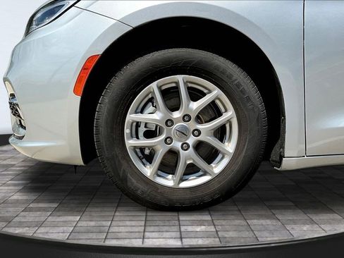 Used 2023 Chrysler Pacifica Touring-L FWD image 33