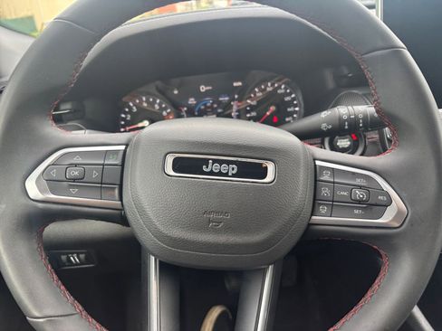 Used 2025 Jeep Compass Trailhawk AWD/4WD image 25