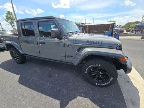 Used 2022 Jeep Gladiator Overland AWD/4WD image 3