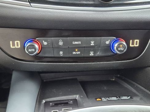 Used 2023 Buick Enclave Essence FWD image 19