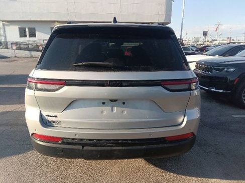 Used 2024 Jeep Grand Cherokee Altitude AWD/4WD image 4