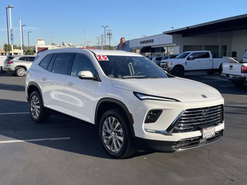 Used 2025 Buick Enclave Preferred image 3