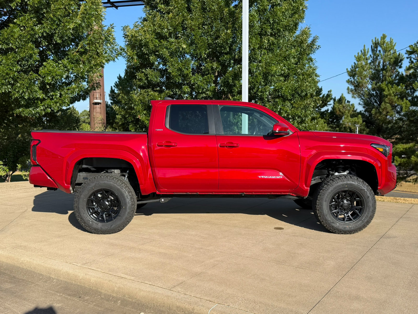 Used 2024 Toyota Tacoma SR5 AWD/4WD image 7