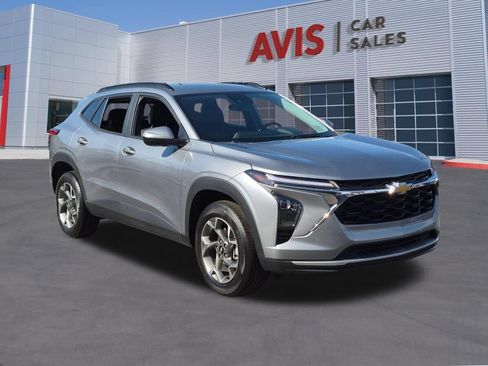 Used 2025 Chevrolet Trax LT w/ LT Convenience Package FWD image 3