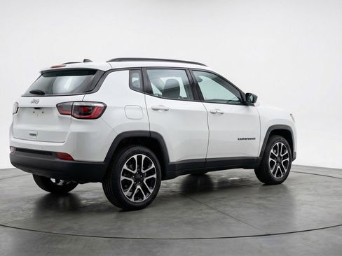 Used 2025 Jeep Compass Trailhawk image 9