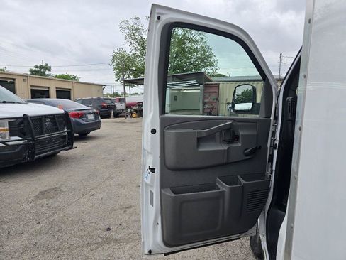 Used 2016 Chevrolet Express 3500 RWD image 17
