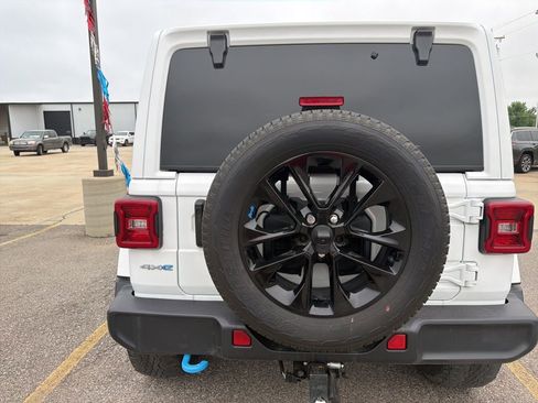 Used 2023 Jeep Wrangler Unlimited Sahara w/ Cold Weather Group AWD/4WD image 6