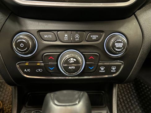 Used 2021 Jeep Cherokee Trailhawk w/ Sun, Sound & Nav Group AWD/4WD image 24
