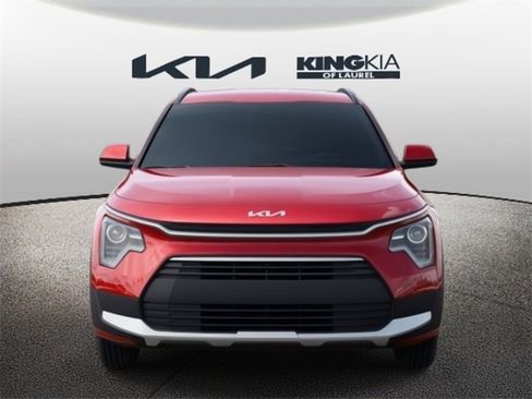 Used 2025 Kia Niro LX image 2