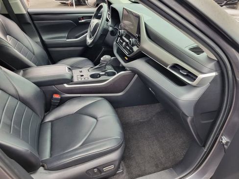 Used 2023 Toyota Highlander XLE FWD image 20