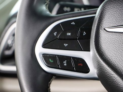 Used 2023 Chrysler Pacifica Touring-L image 13