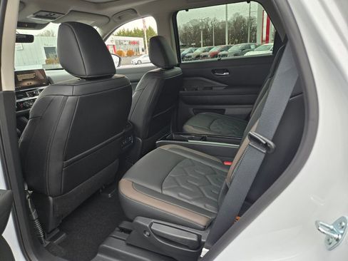 New 2026 Nissan Pathfinder Platinum image 5