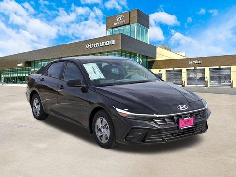 Certified 2026 Hyundai Elantra SE FWD image 3