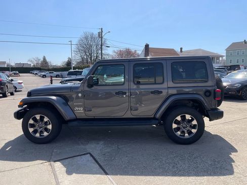 Used 2018 Jeep Wrangler Unlimited Sahara AWD/4WD image 9