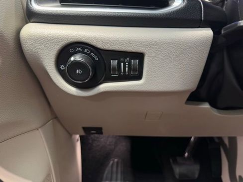 Used 2023 Chrysler Pacifica Limited FWD image 15