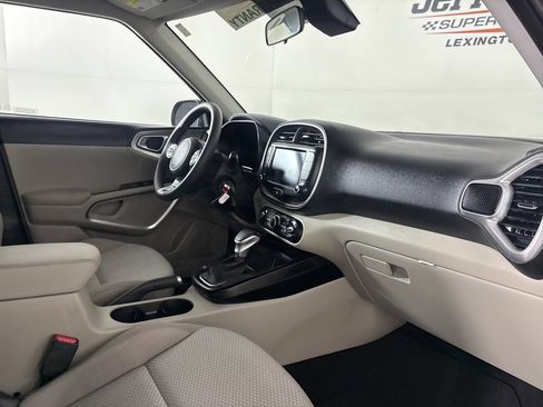 Used 2025 Kia Soul LX w/ LX Technology Package FWD image 30