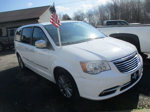 Used 2014 Chrysler Town & Country Touring-L w/ Driver Convenience Group image 1