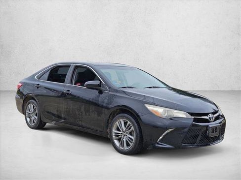 Used 2017 Toyota Camry SE image 3