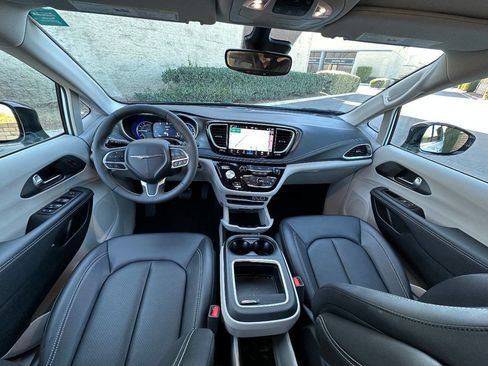 Used 2024 Chrysler Pacifica Limited image 3