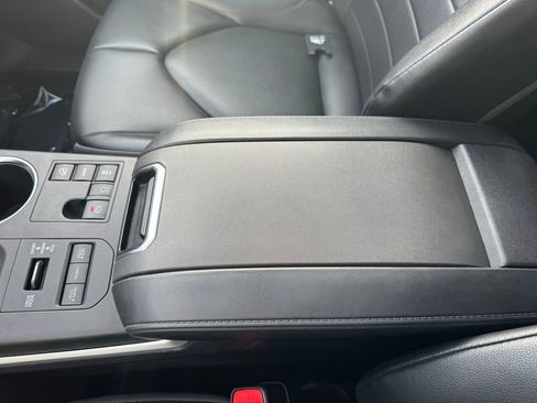Used 2023 Toyota Highlander XLE AWD/4WD image 22
