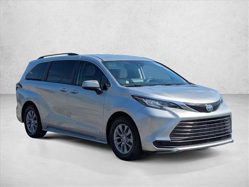 Used 2021 Toyota Sienna LE FWD image 3