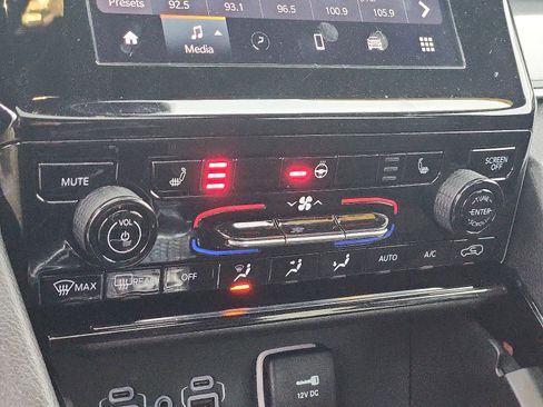 Used 2023 Jeep Grand Cherokee Altitude image 16