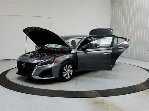 Used 2025 Nissan Altima 2.5 S image 11