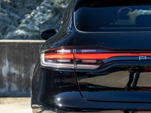 Certified 2025 Porsche Macan S AWD/4WD image 19