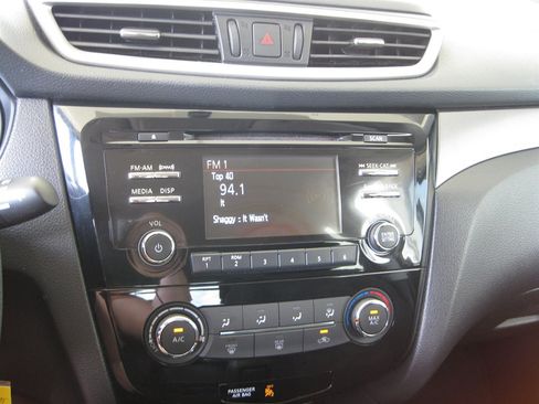 Used 2016 Nissan Rogue S w/ Appearance Package FWD image 16