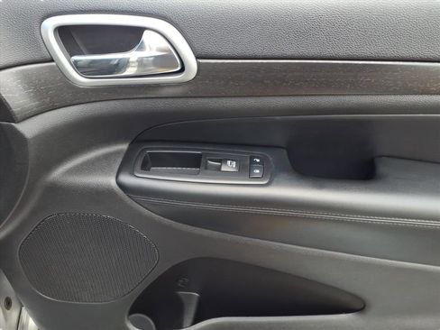 Used 2018 Jeep Grand Cherokee Altitude image 19