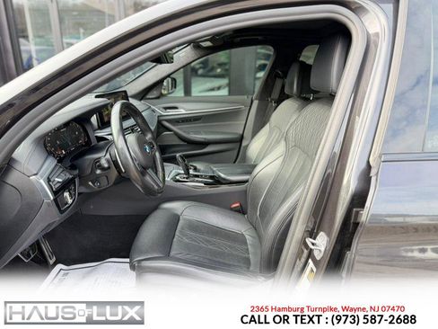 Used 2021 BMW M550i xDrive w/ Dynamic Handling Package image 17
