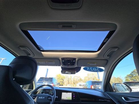 Used 2025 Kia Niro SX image 21