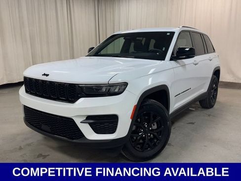 Used 2025 Jeep Grand Cherokee Altitude AWD/4WD image 9