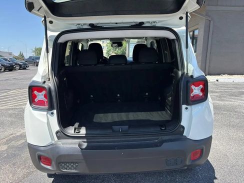 Used 2019 Jeep Renegade Latitude w/ Cold Weather Group AWD/4WD image 9
