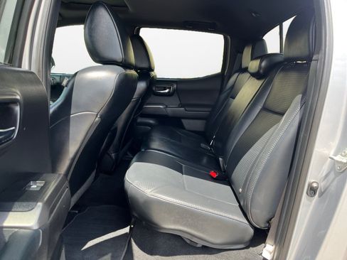 Used 2018 Toyota Tacoma TRD Sport AWD/4WD image 13