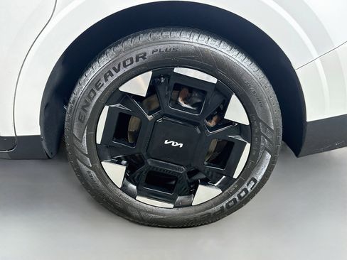 Used 2025 Kia Carnival EX FWD image 32