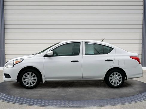Used 2018 Nissan Versa S FWD image 4