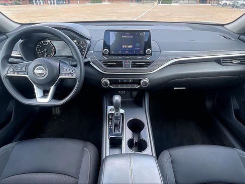 Used 2025 Nissan Altima 2.5 SV FWD image 8