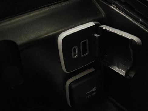 Used 2023 Chrysler Pacifica Limited w/ Uconnect Theater Family Group FWD image 31