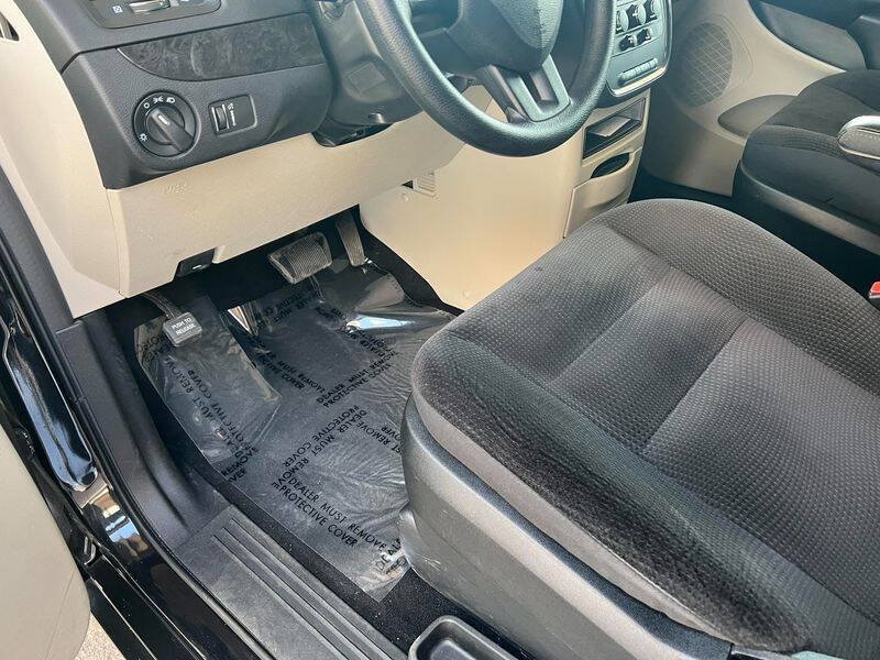 Used 2018 Dodge Grand Caravan SE w/ UConnect Hands-Free Group FWD image 17