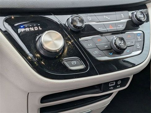 Used 2018 Chrysler Pacifica Touring-L w/ Premium Audio Group image 19