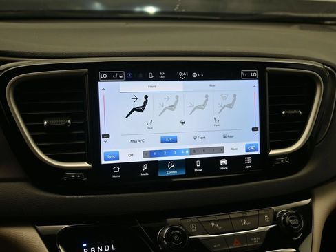 Used 2024 Chrysler Pacifica Touring-L FWD image 13