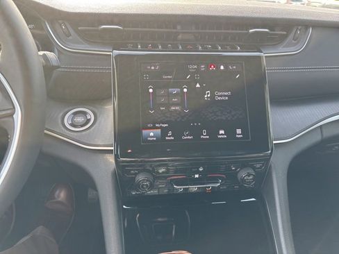 Used 2024 Jeep Grand Cherokee L Laredo image 10