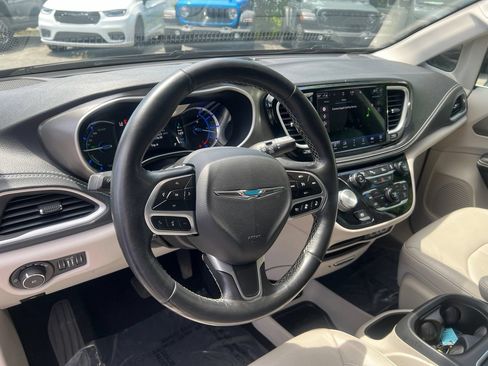Used 2021 Chrysler Pacifica Touring-L FWD image 18