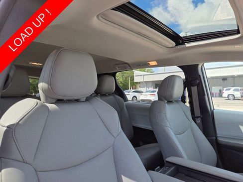 Used 2025 Toyota Sienna XLE FWD image 15
