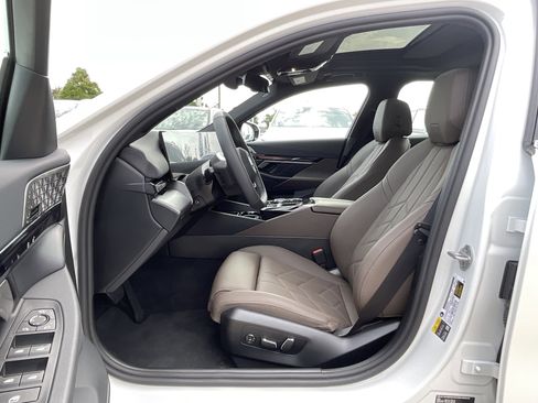 Certified 2025 BMW i5 eDrive40i w/ Premium Package RWD image 10