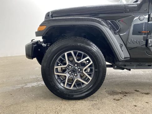 Used 2025 Jeep Wrangler Sahara image 11